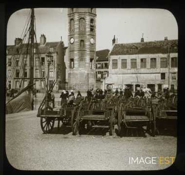 Charrettes devant la Tour du Leughenaer (Dunkerque)