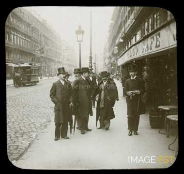 Photographes sur une avenue (Lille)