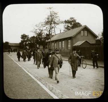 Photographes sortant de la gare (Saint-Omer)