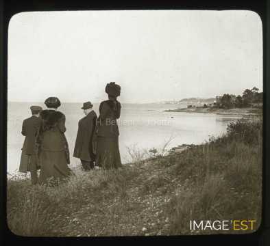 Groupe de personnes contemplant la mer (Saint-Tropez)