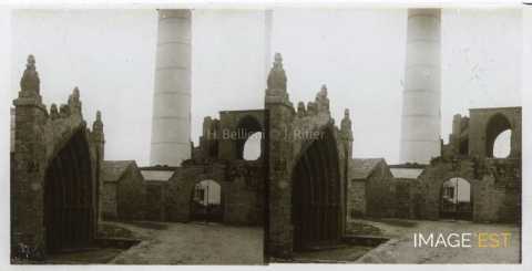 Phare et ruines de la pointe Saint-Mathieu (Plougonvelin)