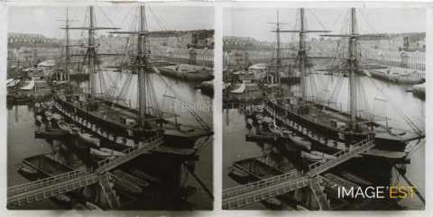 Frégate-école au port (Brest)