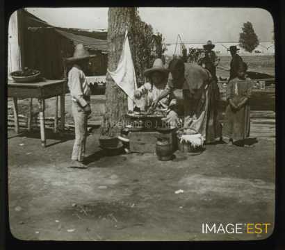 Femmes cuisant des tortillas de maïs (Mexico)
