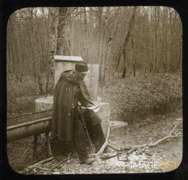 Chasseur-forestier lisant
