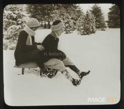 Femmes sur une luge (Gérardmer)