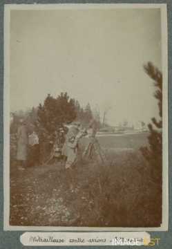 Mitrailleuse en position de tir