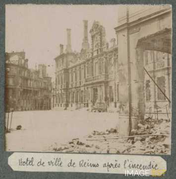 Hôtel de ville en ruine (Reims)