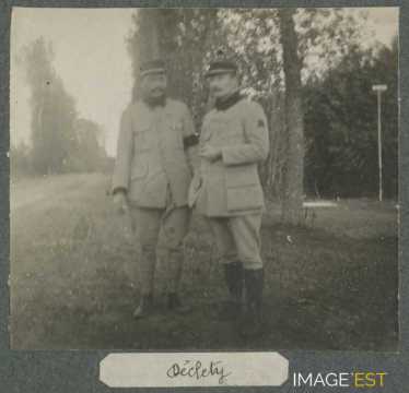 Officiers en uniforme