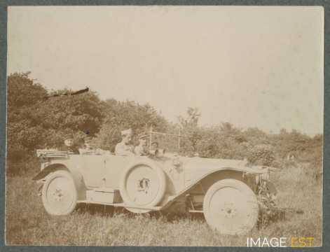 Officiers et automobile