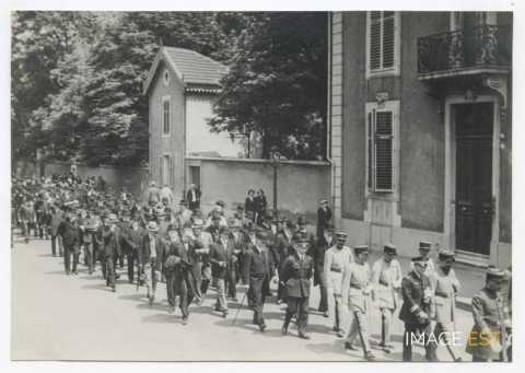Passage de la foule accompagnant le convoi funèbre d'Émile Friant (Nancy)