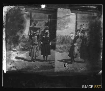 Porteresses s'amusant ou posant (Batz-sur-Mer)