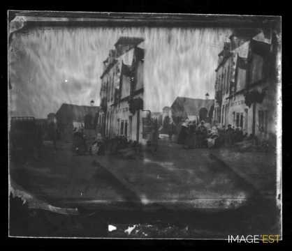 Groupe de villageois dans une rue  (Saillé)