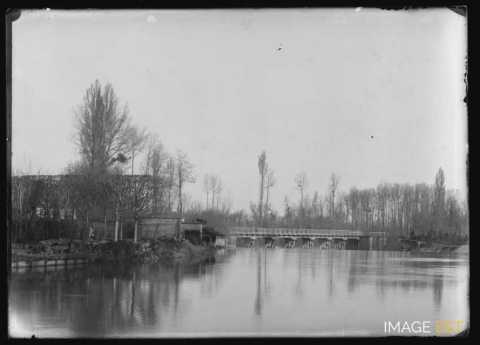 Pont sur la rivière en hiver