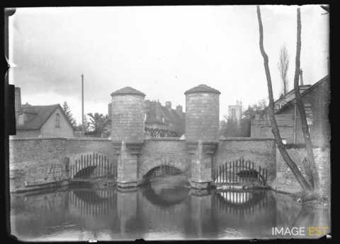 Pont à tours sur une rivière