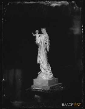 Statue de la Vierge Marie et l'enfant Jésus