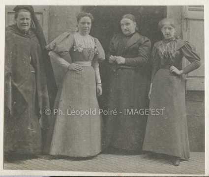 Groupe de quatre femmes