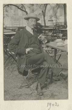 Homme à la terrasse d'un café