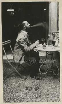 Homme au café