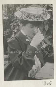Femme buvant