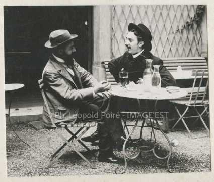 Hommes dans un café