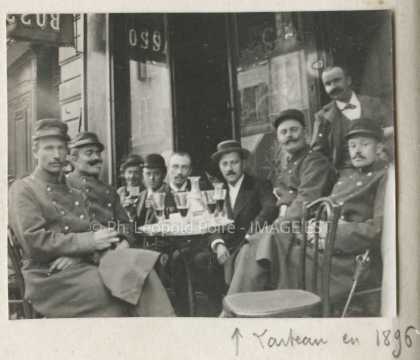 Groupe devant un café