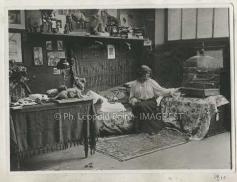 Femme dans un atelier
