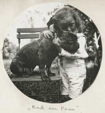 Chien et fillette
