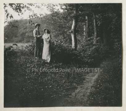 Couple dans une forêt