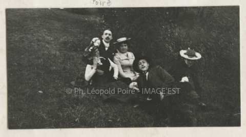 Groupe dans l'herbe