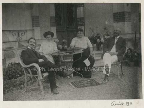 Personnes devant une maison