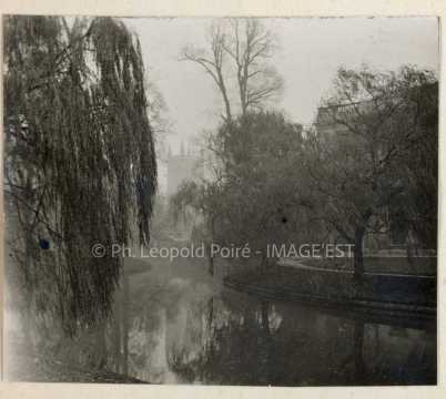 Cours d'eau dans un parc (Nancy)