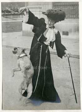 Femme jouant avec son chien