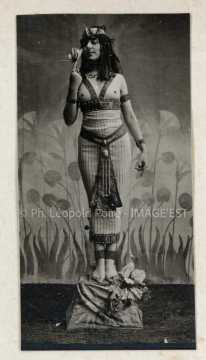 Femme déguisée