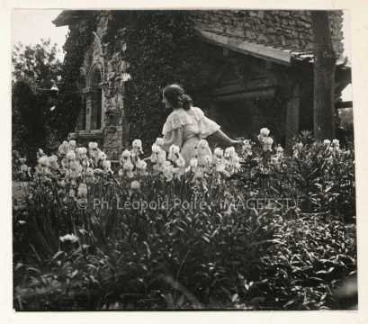 Femme dans un jardin