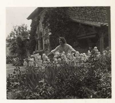 Femme dans un jardin