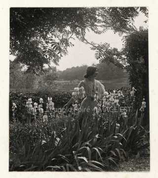 Femme dans un jardin
