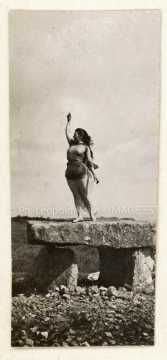 Femme sur un rocher