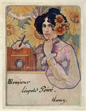Femme aux fleurs avec appareil photographique