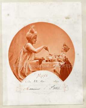 Femme nourissant sa poupée