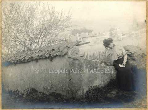 Femme lisant une lettre