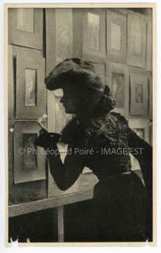 Femme dans une galerie d'art