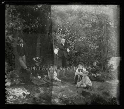 Groupe dans une forêt