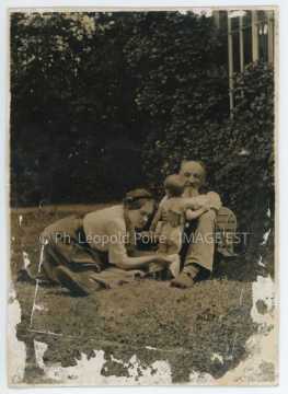 Famille dans un jardin