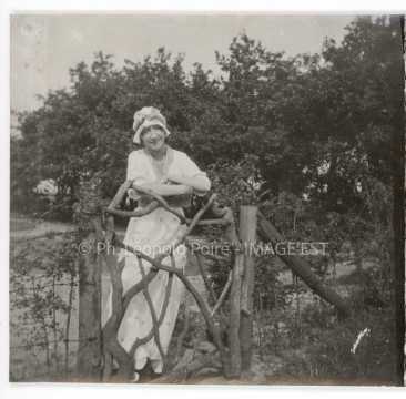 Femme derrière un portail