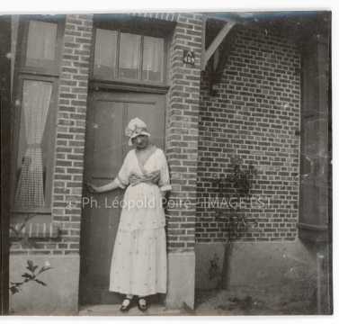 Femme devant une maison