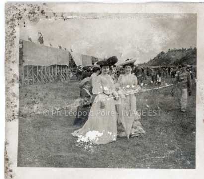 Élégantes à une course hippique (Malzéville)