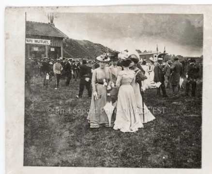 Élégantes à une course hippique (Malzéville)