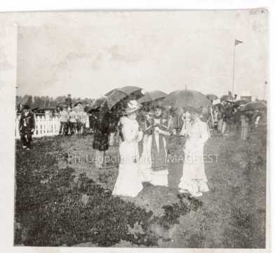 Élégantes à une course hippique (Malzéville)