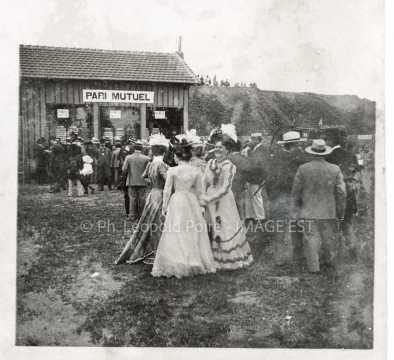 Élégantes à une course hippique (Malzéville)