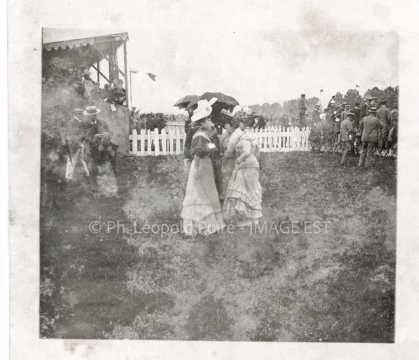 Élégantes à une course hippique (Malzéville)